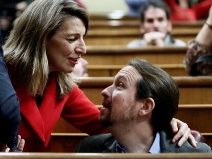 El secretario general de Podemos, Pablo Iglesias, saluda a la diputada de en Marea Yolanda Díaz, durante el debate de investidura del pasado enero de 2020.