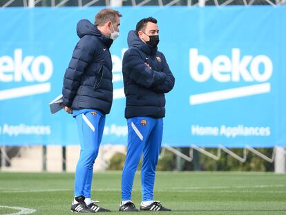 Xavi Hernández, junto a su hermano Óscar, en el entrenamiento del Barcelona.