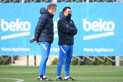 Xavi Hernández, junto a su hermano Óscar, en el entrenamiento del Barcelona.