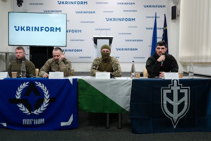 Conferencia de prensa de unidades paramilitares voluntarias rusas que luchan del lado de Ucrania, este jueves.