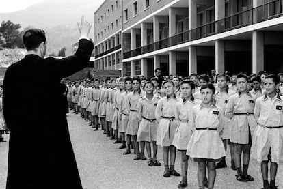 Ni&ntilde;os en formaci&oacute;n ante el sacerdote, en una foto del libro. 