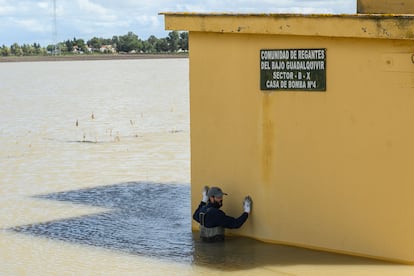 Operarios inspeccionan el estado de una estación de bombeo de la localidad sevillana de Las Cabezas de San Juan que ha quedado anegada por las lluvias.
