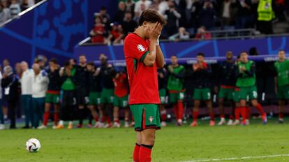 João Félix se lamenta tras fallar su penalti en la tanda de cuartos entre Portugal y Francia.