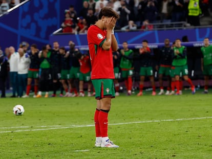 João Félix se lamenta tras fallar su penalti en la tanda de cuartos entre Portugal y Francia.