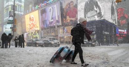 Una visitante con su maleta en Times Square, Nueva York (EE UU).