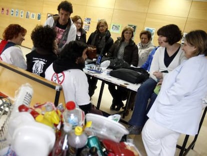 Trabajadores y usuarios de ambulatorios y hospitales de Madrid realizan un nuevo encierro de 24 horas en las instalaciones de varios centros contra el "traslado de personal fijo" y el "despido de interinos". En la foto, el de La Paz.