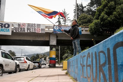 Mensajes en contra del presidente Gustavo Petro, en el norte de Bogotá, el 8 de junio de 2025.