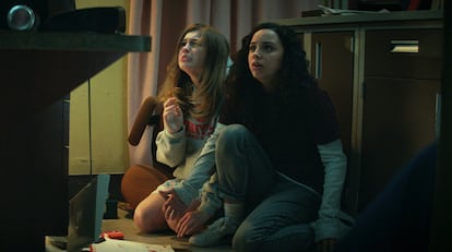 Ni Sam (Olivia Scott Welch) ni Deena (Kiana Madeira) están dispuestas a que las entierren por lesbianas en ‘Fear Street’ 1994.