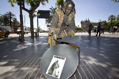 Josep Cardona, el artista detrás del la estatua humana de Colón, se prepara para comenzar a trabajar en la Rambla de Santa Mónica.