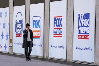 Un hombre pasea frente a la sede de Fox News en Nueva York.