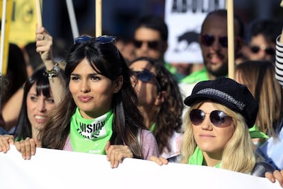 Las actrices Sara Sámalo y Angy, durante la manifestación contra la tauromaquia en Madrid.