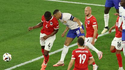 Mbappé se golpea en el hombro de Danso en la jugada que le obligó a retirarse.