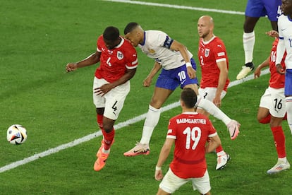 Mbappé se golpea en el hombro de Danso en la jugada que le obligó a retirarse.