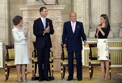 Otro momento importante en la vida de doña Letizia fue el de la abdicación de Juan Carlos I. En la imagen, acompaña al Monarca, a doña Sofía y a su marido, el entonces príncipe de Asturias, a la sanción de la ley orgánica por la que se hizo efectiva la abdicación del rey Juan Carlos el 18 de junio de 2014. A partir de ese momento, Felipe y Letizia se convirtieron en Reyes de España.