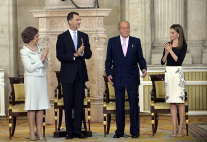 Otro momento importante en la vida de doña Letizia fue el de la abdicación de Juan Carlos I. En la imagen, acompaña al Monarca, a doña Sofía y a su marido, el entonces príncipe de Asturias, a la sanción de la ley orgánica por la que se hizo efectiva la abdicación del rey Juan Carlos el 18 de junio de 2014. A partir de ese momento, Felipe y Letizia se convirtieron en Reyes de España. 