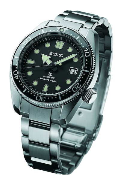 Seiko creó el primer reloj de buceo de Japón en 1965 y abrió cinco décadas de innovación. Y fue hace medio siglo cuando lanzó el primero de alta precisión para bucear. Por ello, esta temporada la colección Seiko Prospex presenta dos modelos que son reinterpretaciones modernas de este clásico: equipados con el calibre 6R15 de movimiento automático permite una delgadez que se combina con la particular forma de las agujas para crear un aspecto más moderno. Uno lleva un bisel negro y un brazalete de acero inoxidable, y el segundo tiene un bisel azul y una correa de silicona extra fuerte. Precio: a partir de 1.150 euros.