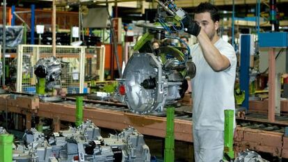 Un operario de la fábrica Renault de Sevilla.