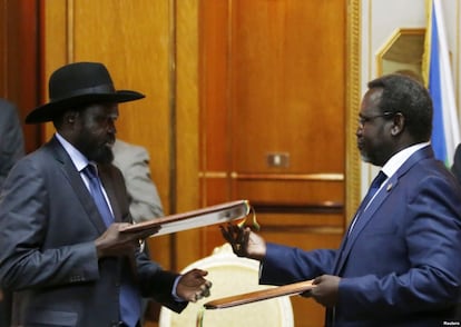 El presidente de Sursudán, Salva Kiir, y el líder rebelde Riek Machar, en la firma de los acuerdos de paz en Addis Abeba el 9 de mayo de 2015 / Foto VOA