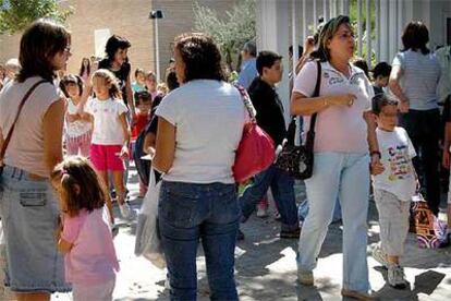 Salida de un colegio de Valencia en un primer día de curso.