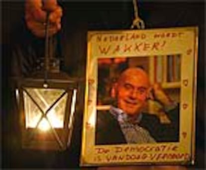 Un seguidor del político holandés Pim Fortuyn, fallecido en atentado, porta un farol y un letrero ("Despierta Holanda. La democracia ha sido asesinada hoy") en su memoria.