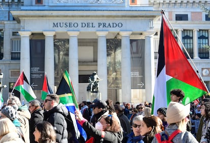Manifestantes a su paso por el Museo del Prado de Madrid durante la protesta por la guerra en Palestina.