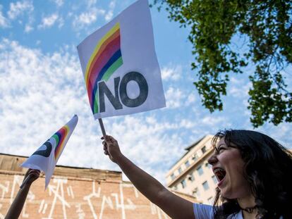 Una mujer porta una bandera de repudio a Pinochet a 30 años del plebiscito que puso fin a la dictadura.