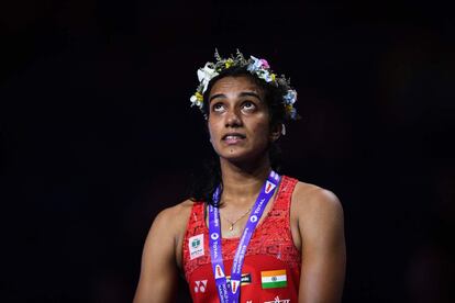 La deportista india Sindhu, en el podium tras perder frente a Carolina Marín.