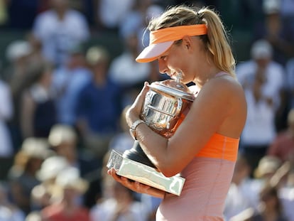 Maria Sharapova sostiene el trofeo después de ganar el Open de Francia 2014.