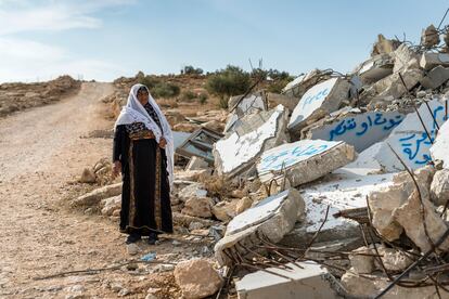 En 2021 Israel demolió 199 viviendas de palestinos en Cisjordania, según la ONG israelí B’Tselem. Una de ellas la de esta mujer, Nejmeh Nawajaa. Ella recibió una primera asistencia de Médicos sin fronteras, pero no requirió terapia. “Me siento miserable pero fuerte”, dice. “Yo seguiré aquí aunque no tenga más que un paraguas para cubrirme”.