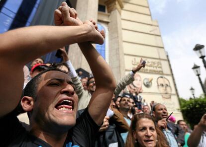 Journalists protest against restriction on the press and to demand the release of detained journalists, in front of the Press Syndicate in Cairo, Egypt May 4, 2016. REUTERS/Staff