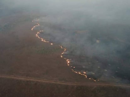 Força tarefa dos Bombeiros trabalha no combate aos incêndios florestais em Rondônia nesta quinta-feira.