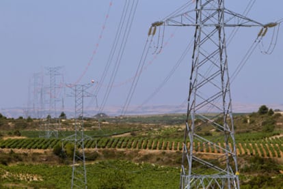 Líneas de alta tensión en los viñedos históricos de Haro (La Rioja).