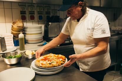 Gennaro Luciano es la tercera generación de 'pizzaioli' del local más antiguo que sigue abierto de la ciudad, la pizzería Port’Alba.