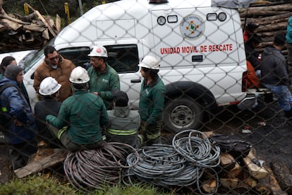 Trabajadores de rescate hablan entre sí.