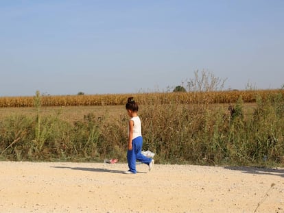 Una refugiada siria cruza la frontera entre Serbia y Croacia. 