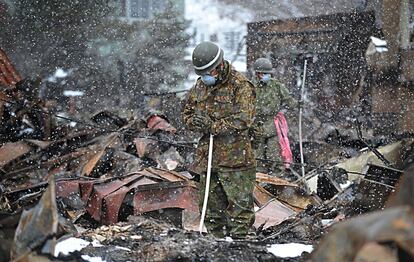 Un soldado japonés reza entre los escombros de una zona residencial de Otsuchi, en la prefectura de Iwate.