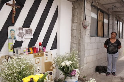 El altar que ha levantado Carmen en honor a tres de los ladrones asesinados en las Lomas de San Miguel, en Puebla