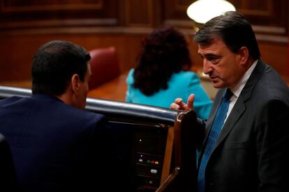 El portavoz del PNV, Aitor Esteban, conversa con el presidente del Gobierno, Pedro Sánchez, durante el pleno del Congreso. El partido vasco ha apoyado la prórroga del estado de alarma.