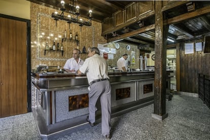 Among the appetizers at number 3, Calle de Latoneros, are Los Soldaditos de Pavía – battered cod bites typical of popular fare in Madrid. Opened in 1966 by Santiago Revuelta, an entrepreneur from Valladolid, the tiled walls, wooden beams and seasoned waiters are a throwback to the 1970s, while its bacon rashers and squid in its own ink served with glasses of barreled red vermouth attract a large crowd from the Rastro flea-market on Sundays.