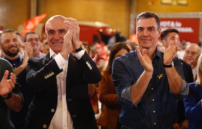 El presidente del Gobierno y secretario general del PSOE, Pedro Sánchez (derecha), con el candidato socialista al Ayuntamiento de Sevilla, Antonio Muñoz, este sábado en la capital andaluza.