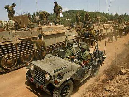 Soldados y vehículos blindados israelíes, ayer en la frontera con Líbano.
