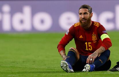 Sergio Ramos, tras caer lesionado ante Alemania. 