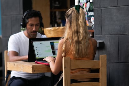 Jóvenes usan sus computadoras en un café de la col. Roma, en Ciudad de México, en noviembre de 2022.