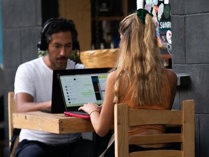 Jóvenes usan sus computadoras en un café de la col. Roma, en Ciudad de México, en noviembre de 2022.