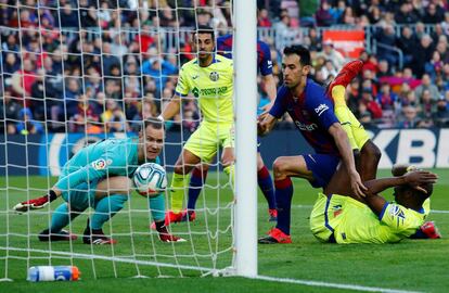 El guardameta alemán Marc André ter Stegen (i) del Barcelona intenta evitar que el balón entre en su portería, durante el partido ante el Getafe, correspondiente a la jornada 24 de LaLiga Santander, que se disputa este sábado en el estadio Camp Nou de Barcelona. 