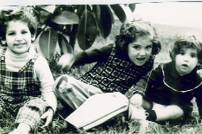 Juan Diego (a la izquierda), con sus hermanas, Rocío y Milagros Flórez Salom.