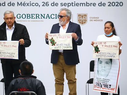 López Obrador, miembros del Gobierno y familiares, durante el aniversario de la desaparición.