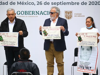 López Obrador, miembros del Gobierno y familiares, durante el aniversario de la desaparición.