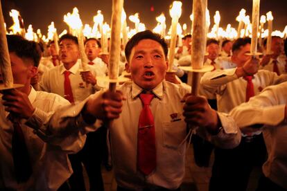 Los participantes de una procesión portan antorchas en la principal plaza ceremonial de Pyongyang (corea del Norte), el 10 de mayo de 2016.