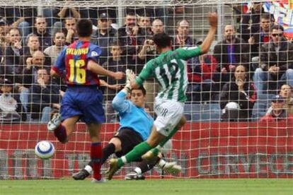 Oliveira consigue el segundo gol del Betis superando a Valdés ante Silvinho.